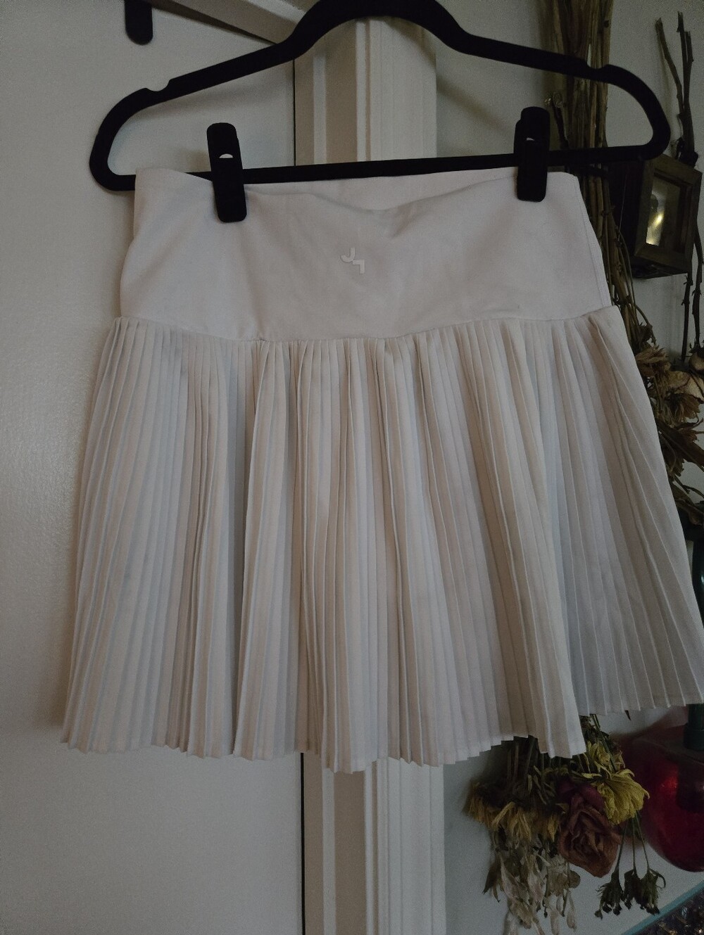 White Pleated Tennis Style Athletic Stretch Skort - Picture 4 of 6